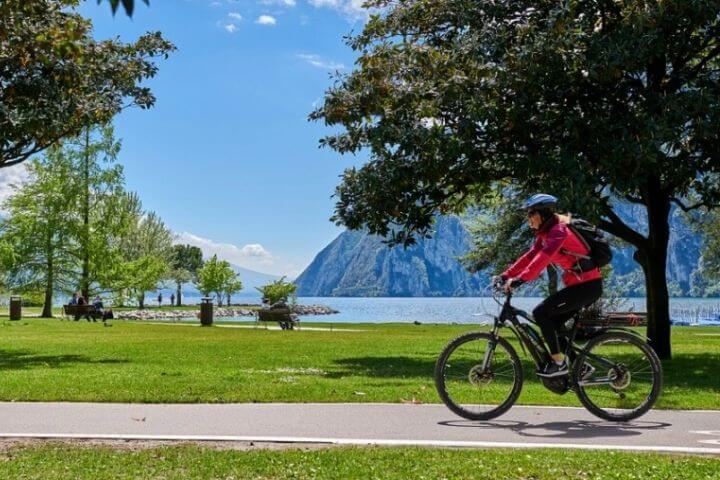 Fahrradfahrerin am Etschradweg am Gardasee