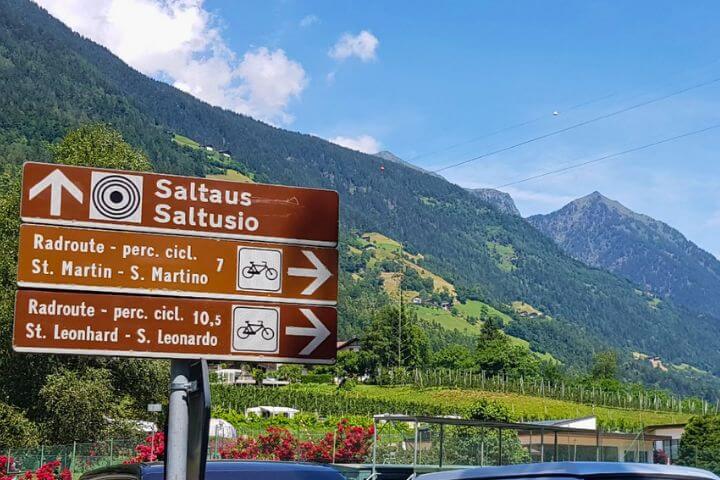 Radwegbeschilderung im Passeiertal bei Saltaus